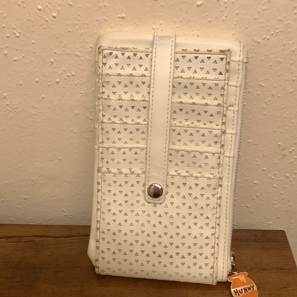 DISNEY WINNIE the POOH WHITE FAUX LEATHER PERFORATED CLUTCH WALLET - Picture 2 of 15